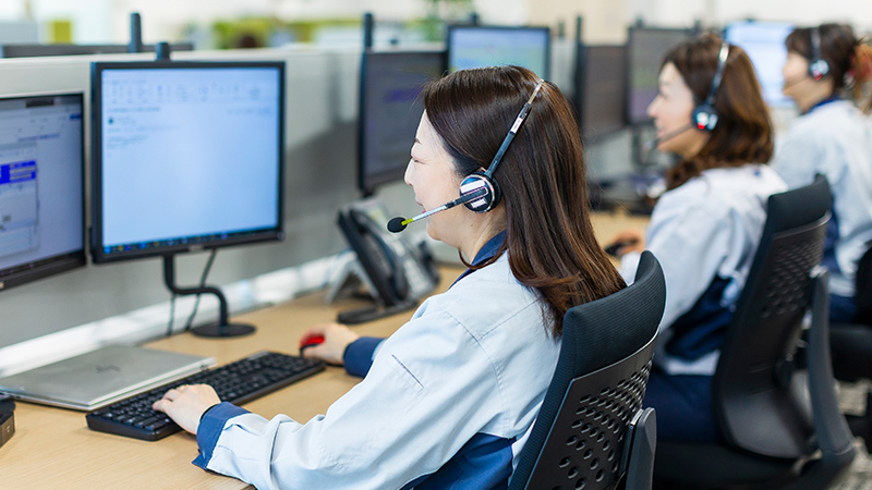 オフィスでの作業風景