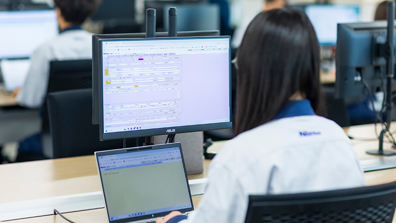 連携システムを操作しているイメージ