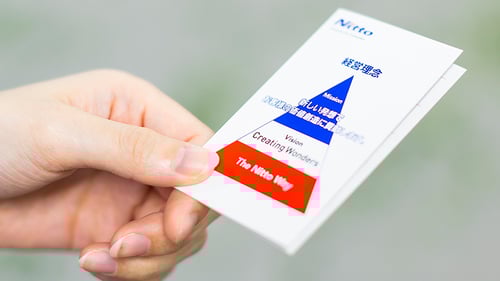 経営理念を持った従業員の写真